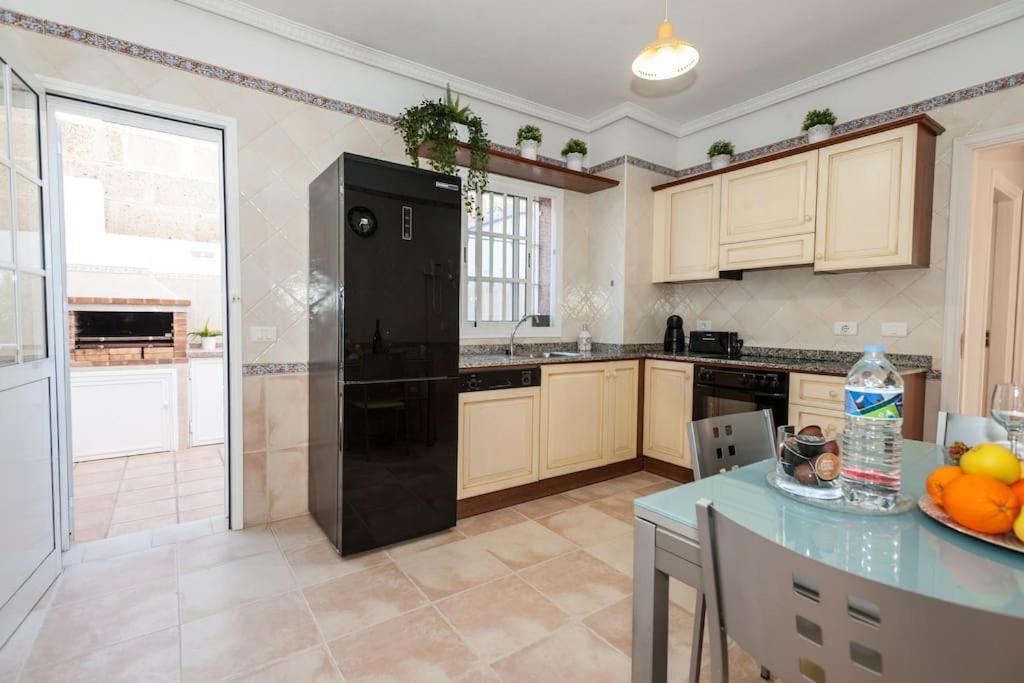 Villa Vanesa Luxury Private Villa With A Heated Pool, 4 Bedrooms And 4 Bathrooms Costa Adeje  ภายนอก รูปภาพ